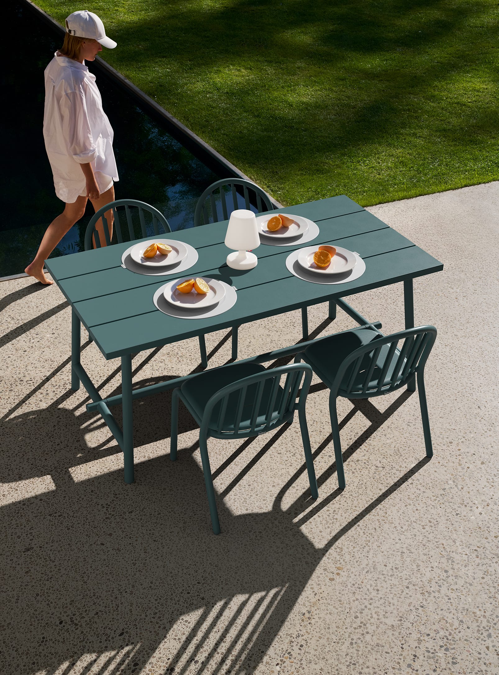 Fred's Outdoor Medium Table<br> 4 to 6-places