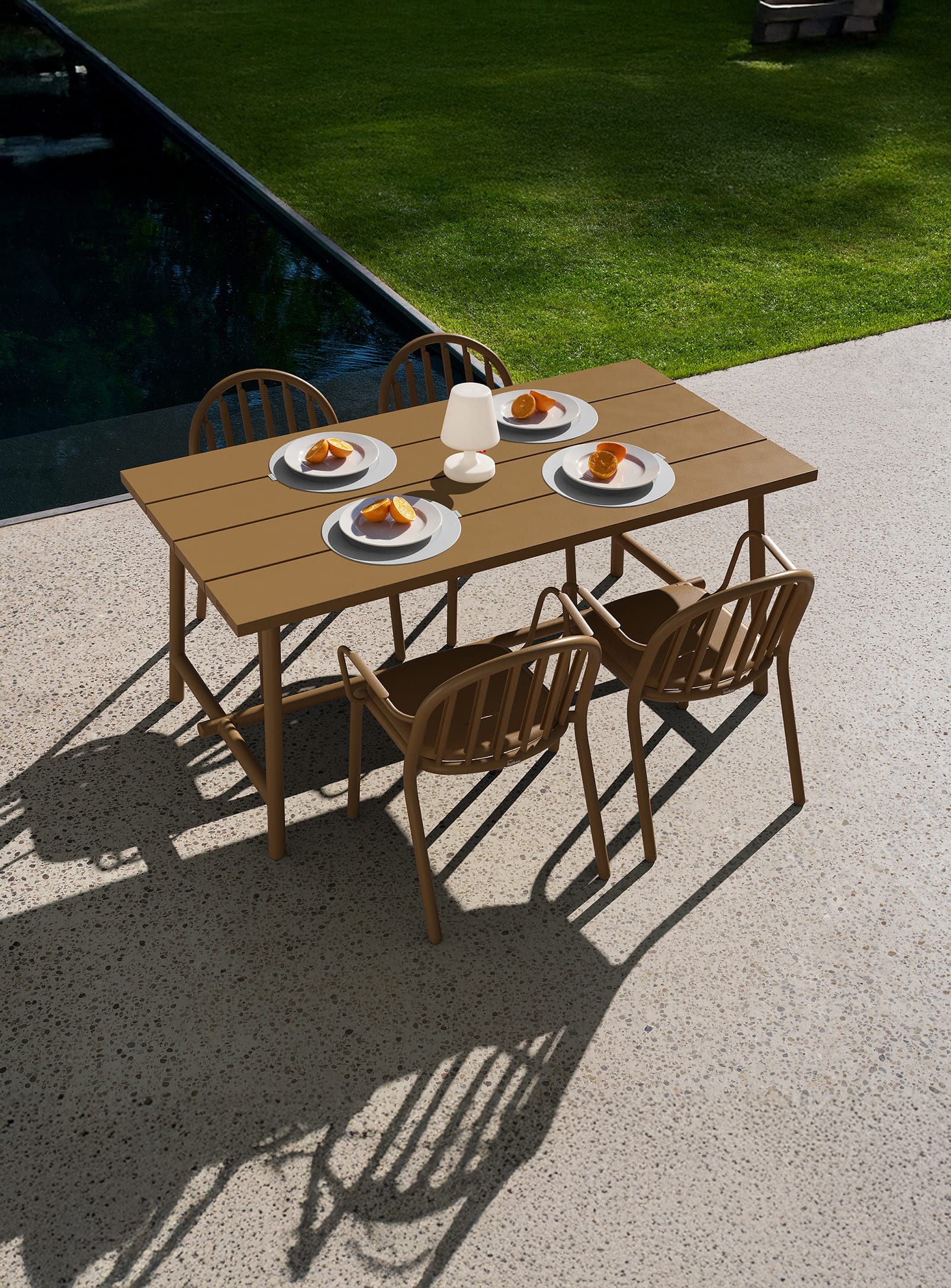 Fred's Outdoor Medium Table<br> 4 to 6-places - Image 2
