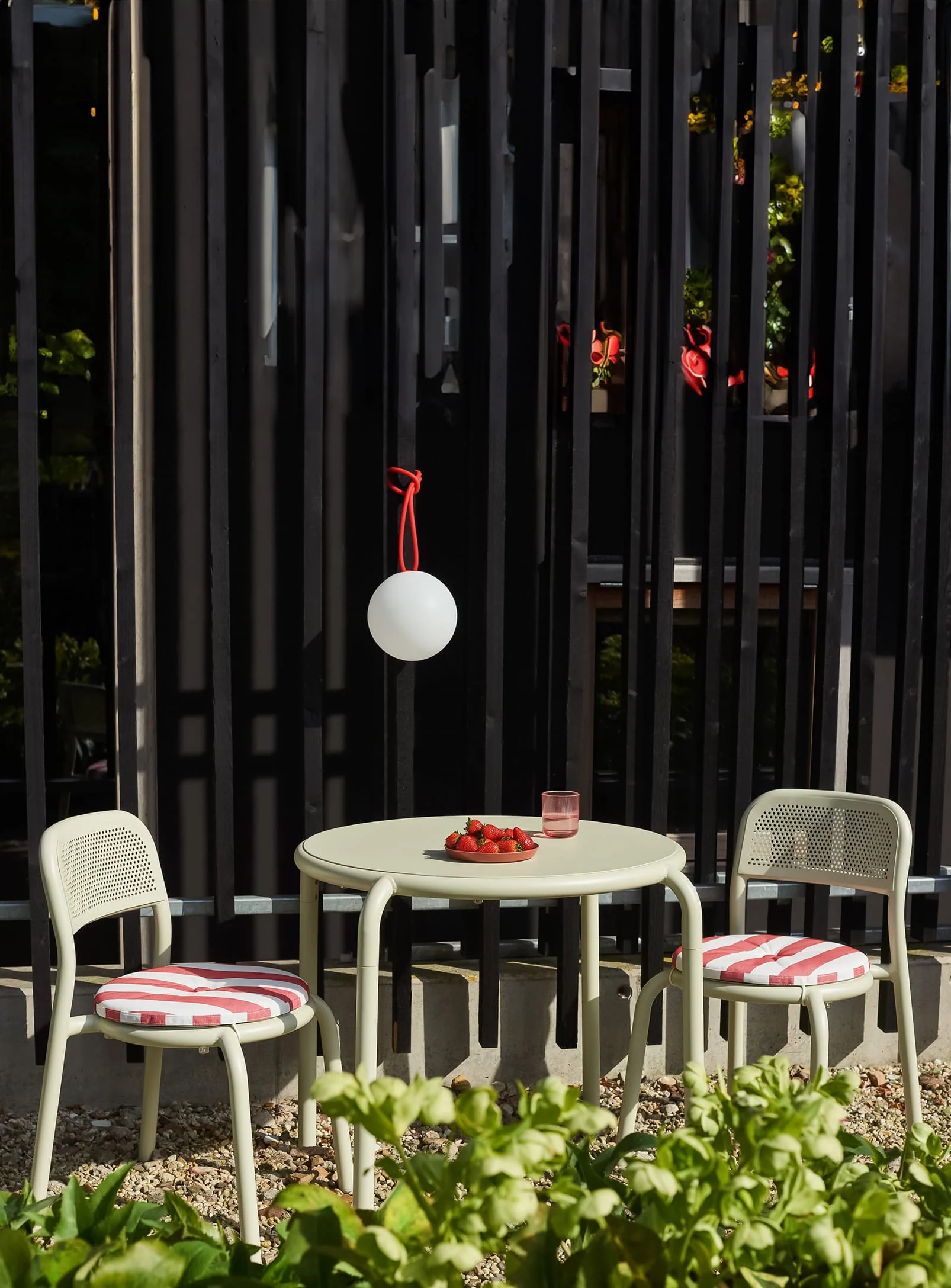 Toní Bistro Set<br> 1 Round Table + 2 Chairs - Image 3